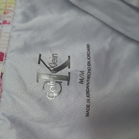 Calvin Klien M board shorts with draw string waist, side pockets - Picture 5 of 6